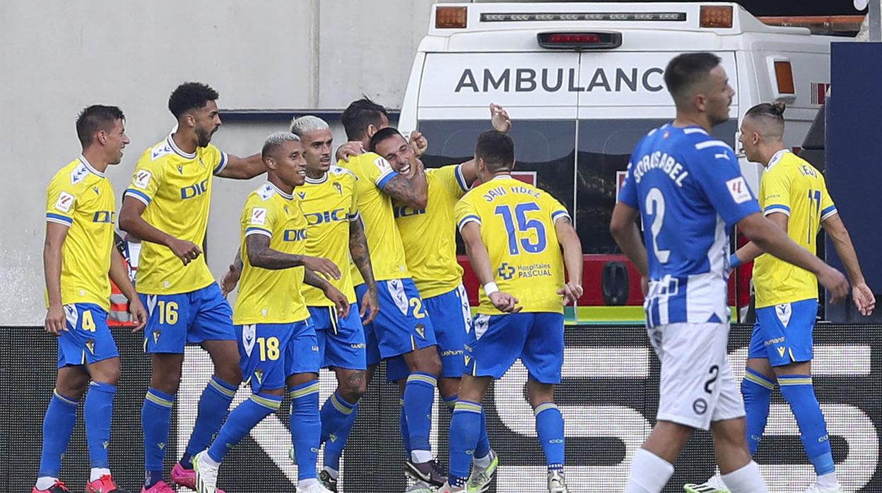 Los jugadores del Cádiz CF celebran el tanto de Fede San Emeterio