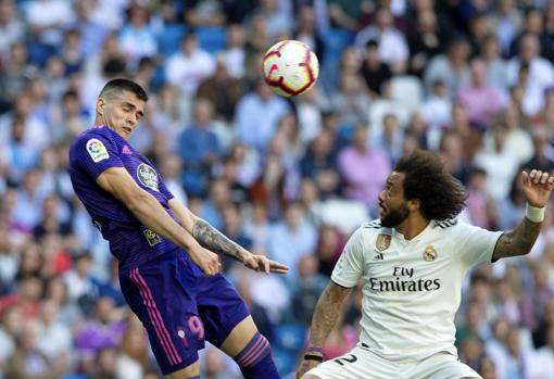 Maxi Gómez junto a Marcelo en el Real Madrid - Celta celebrado en el Estadio Santiago Bernabéu.