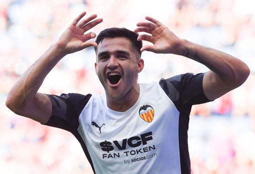 Maxi Gómez durante su etapa en el Valencia.