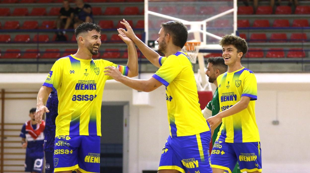 Los jugadores del Cádiz CF Virgili celebran uno de los tantos