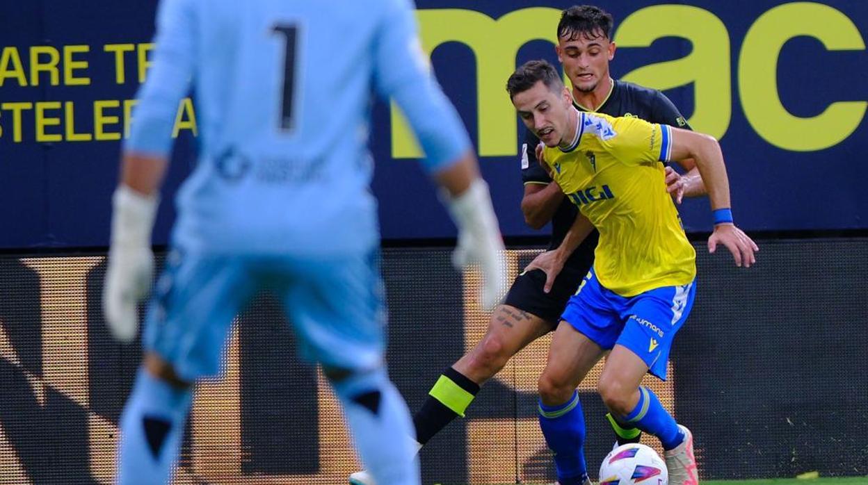 Javi Hernández pugna el esférico durante el Cádiz - Almería