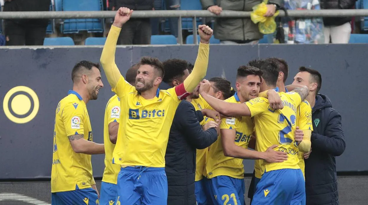 Los jugadores celebran el tanto de Sobrino, que dio la última victoria del Cádiz ante el Villarreal
