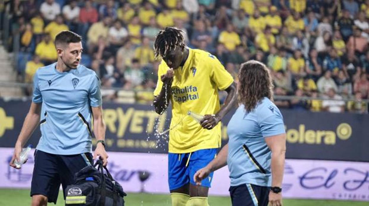 Momo Mbaye se retira del terreno de juego junto a los servicios médicos del club