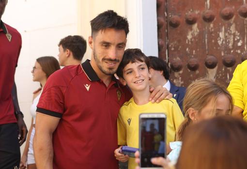 Iza junto a un joven aficionado del Cádiz CF.