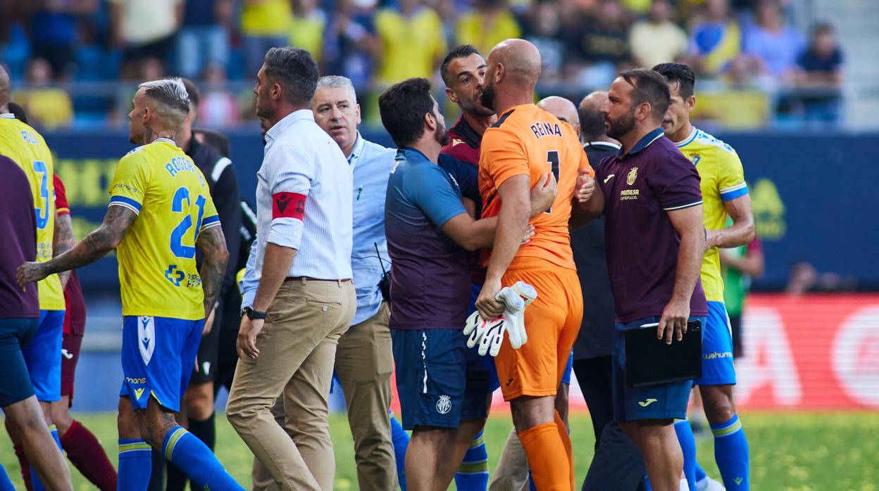 Negredo y Pepe Reina también discutieron de camino a los vestuarios.