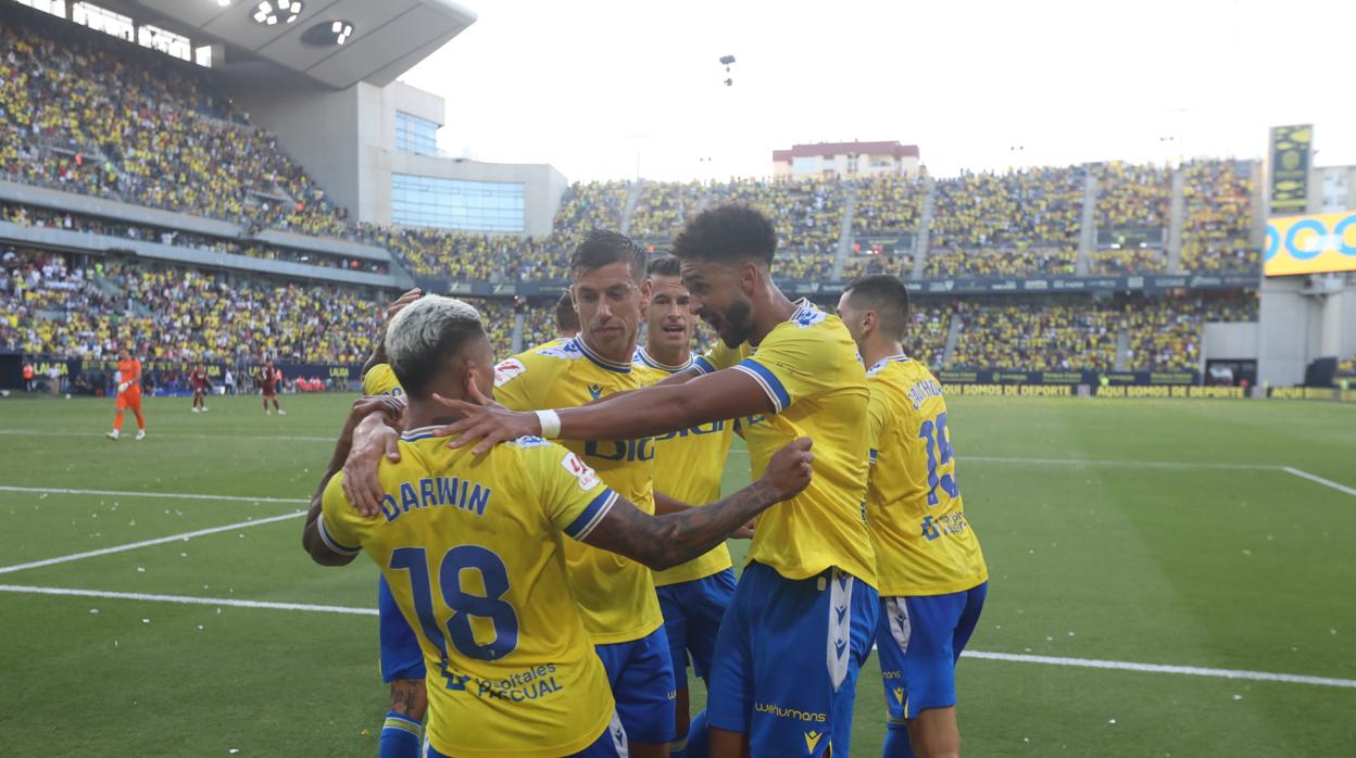 Jugadores del Cádiz celebran el tanto de Machís ante el Villarreal