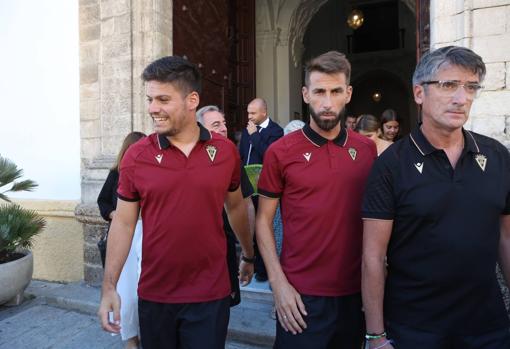 Jorge Meré junto a José Mari en las ofrendas florales del Cadiz CF este verano.