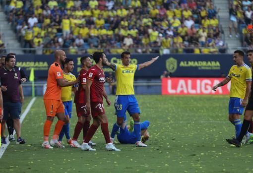 Luis Hernández es clave en el centro de la defensa del Cádiz CF.