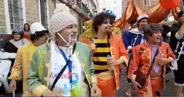 Vídeo: Así llegaba la chirigota 'Los Wuhan Rivero' al Falla