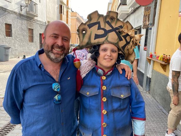 El precioso gesto de la chirigota de Manolín Santander con la comparsa de Tocina