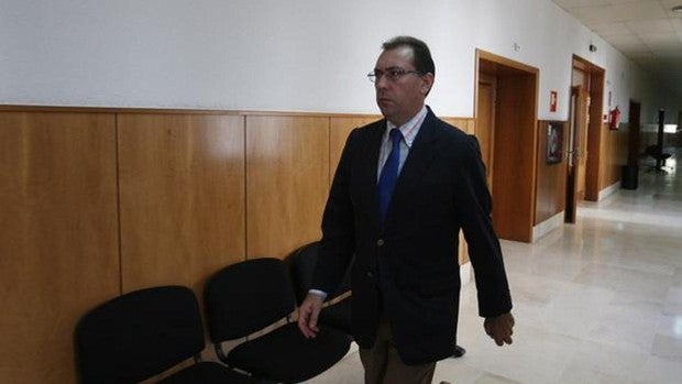 Jenaro, el empresario condenado por estafa que llegó a fingir su muerte, otro de los componentes de la chirigota de presos que actuará en el Falla