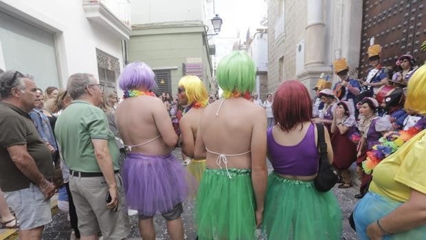 Cádiz le presta su Carnaval de verano al visitante