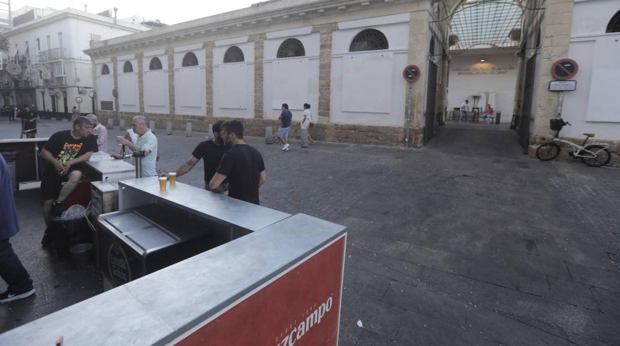 Los negocios de hostelería, vacíos, durante el fin de semana del Carnaval de Cádiz 2022.