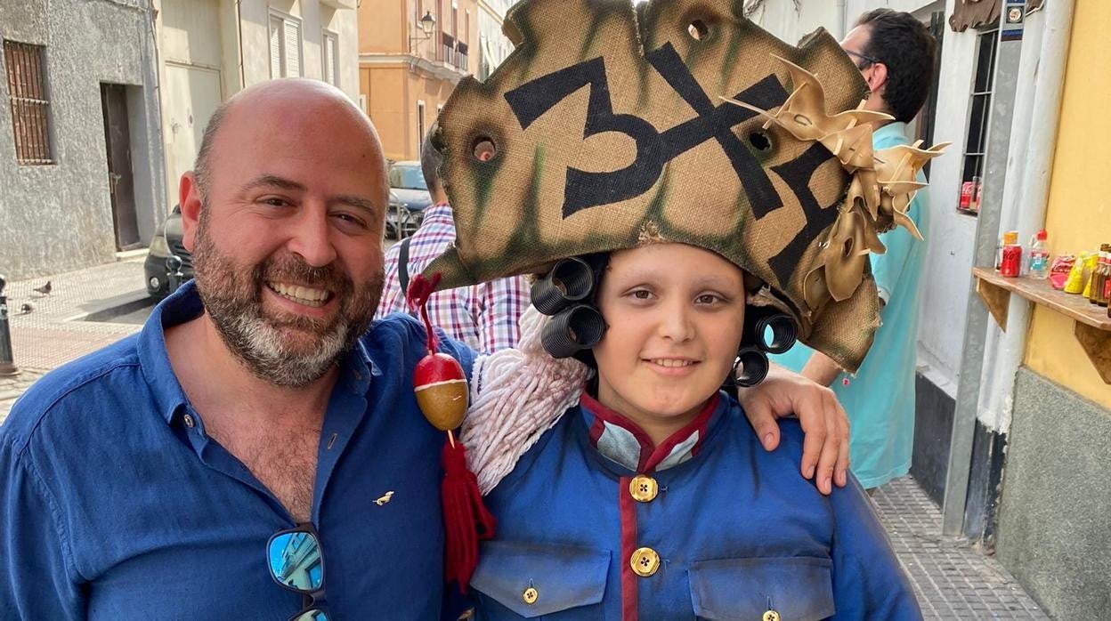 Manuel, con el gorro de 'El Batallón rebaná' de la chirigota de Santander.