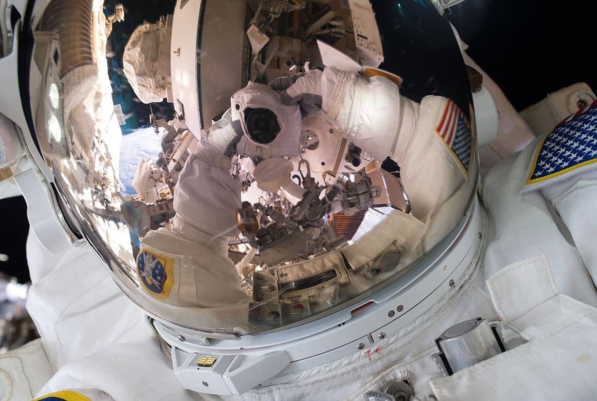 «Selfie» del comandante Scott Kelly durante su paseo espacial, este 28 de octubre