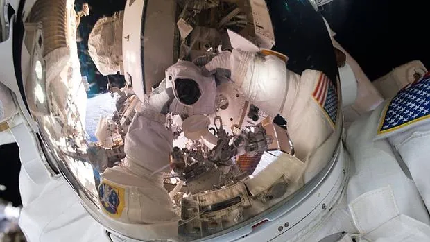 «Selfie» del comandante Scott Kelly durante su paseo espacial, este 28 de octubre