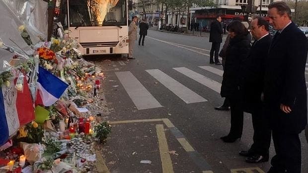Cameron y Hollande rinden homenaje frente a Bataclan a las víctimas del atentado de París