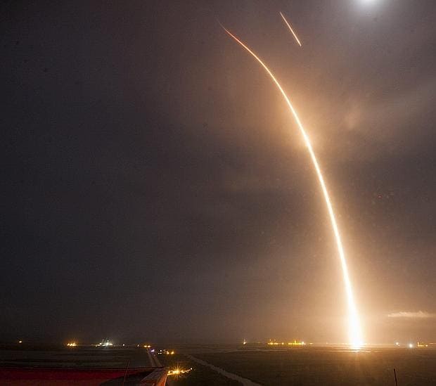 Fotografía distribuida por SpaceX que muestra el lanzamiento, reentrada y caída del acelerador de la cápsula Falcon 9 en Cabo Cañaveral