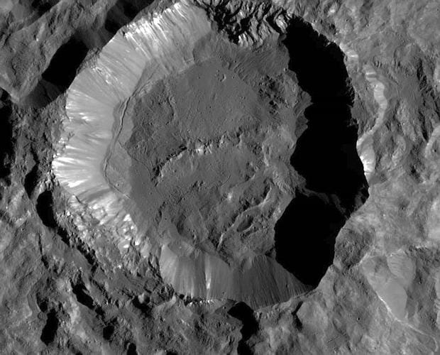 Cráter Kupalo, en Ceres. Hay depósitos de sales y una superficie fundida en el impacto y luego solidificada