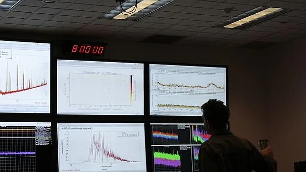 Las pantallas de los detectores de LIGO en busca de ondas gravitacionales