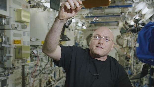 El astronauta Scott Kelly juega al ping pong con una bola de agua en el espacio
