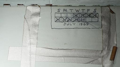 Marcas del paso de los días escritas en uno de los módulos de la nave