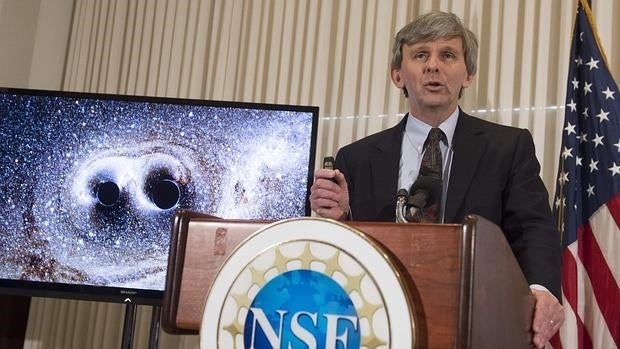 Reitze, director del laboratorio LIGO, en el momento de anunciar la primera observación directa de ondas gravitacionales