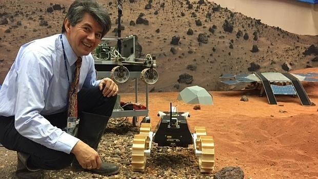 Bernard Foing posa con un «rover» de una misión a Marte