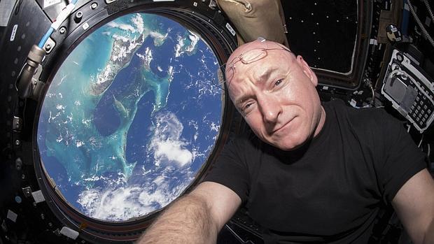 Scott Kelly abandona la NASA tras pasar un año en el espacio