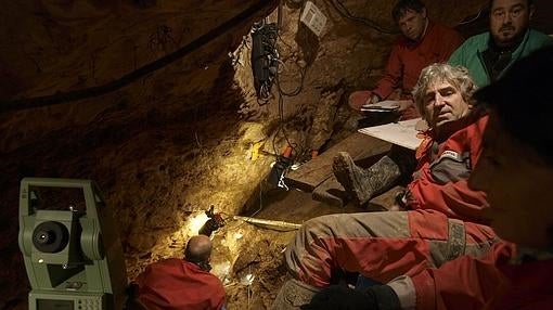 Excavaciones del equipo de Juan Luis Arsuaga (d) en la Sima de los Huesos