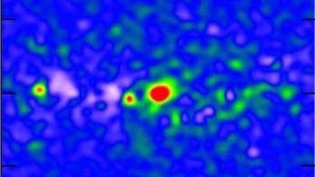Imagen de la emisión anómala de rayos gamma en la región central de la Vía Láctea. Los investigadores creen que procede de la aniquilación de partículas de materia oscura. Las emisiones de rayos gamma de fuentes conocidas han sido eliminadas de la imagen