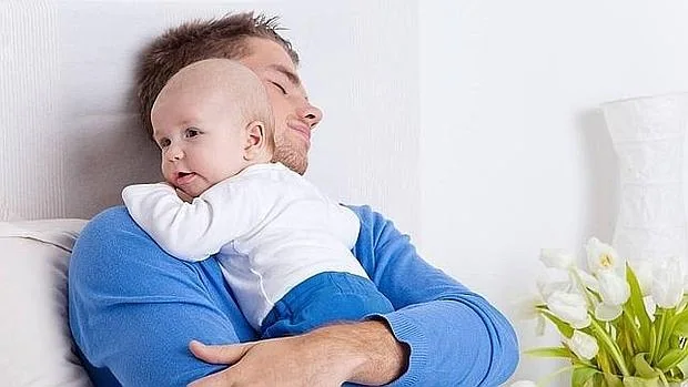 Un padre con su bebé