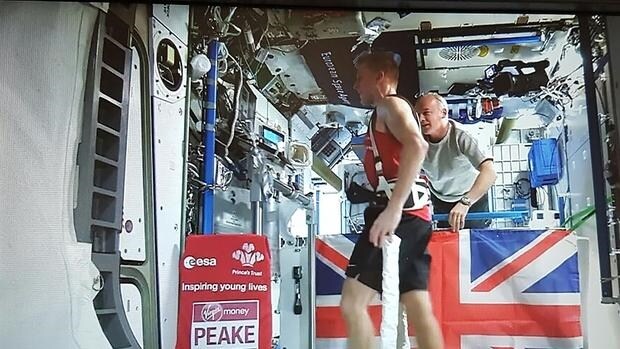 El astronauta Tim Peake bate el récord de maratón en el espacio