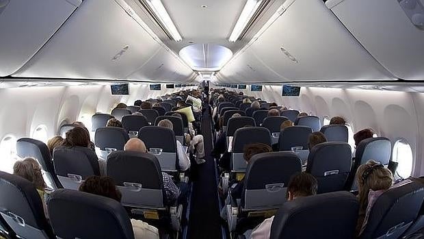 Vista de la clase turista de un avión de pasajeros