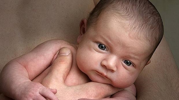 Los recién nacidos no saben imitar los gestos de los padres