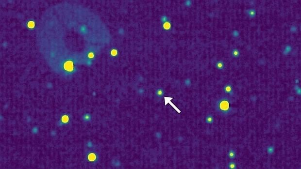 Observación de New Horizons del objeto 1994 JR1 en abril de 2016, señalado por la flecha. Los otros puntos son las estrellas de fondo.