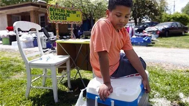 El niño que vendió 7.000 dólares en limonada para pagar su propia adopción