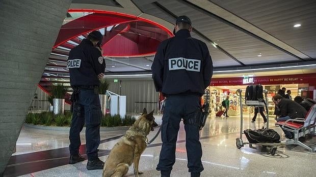 Agentes de la Policía del Aire y de las Fronteras (PAF) montan guardia en el aeropuerto de Charles de Gaulle de París