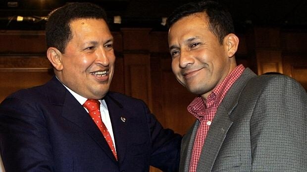 Chávez estrecha la mano de Humala cuando este era candidato a la presidencia de Perú en 2006