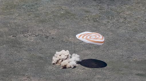 Momento del aterrizaje de la cápsula con los tres astronautas a bordo