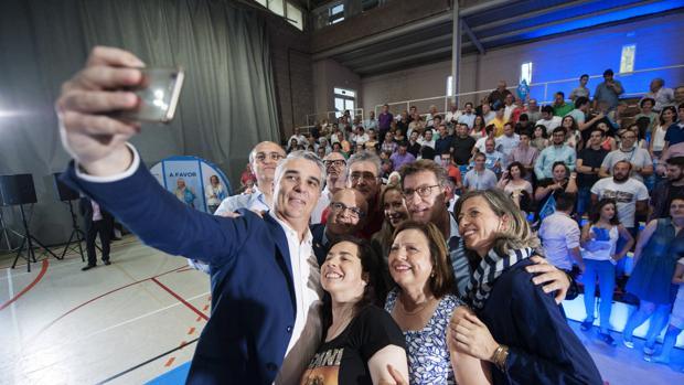 Feijóo (2d), Jesús Vázquez (3i), Manuel Baltar (c), Miguel Ángel Viso (2i con el teléfono) y Miri Barreira (4d), entre otros, se hacen un selfi durante el acto electoral celebrado esta tarde en el Pabellón de los Remedios de Ourense