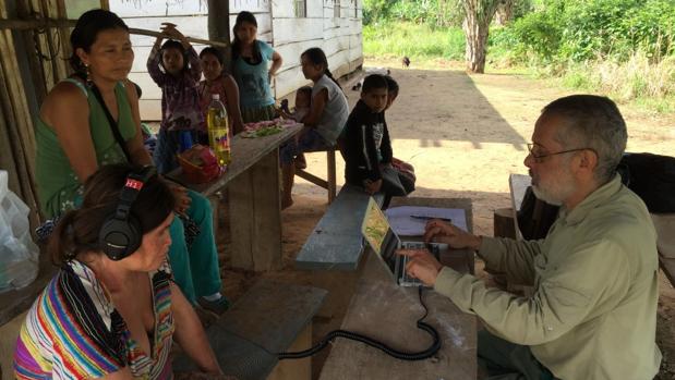 El experimento con la gente Tsimane. Los sonidos se presentaron a través de auriculares cerrados conectados a una computadora portátil