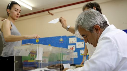 Luis Garicano, ejerce de vocal en una mesa electoral de un colegio de la localidad madrileña de Pozuelo de Alarcón