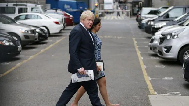 Boris Johnson se dirige ayer al Parlamento británico