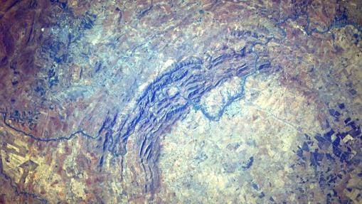 Un meteorito de 9 kilómetros de largo chocó contra el planeta en el actual cráter Vredefort, Sudáfrica