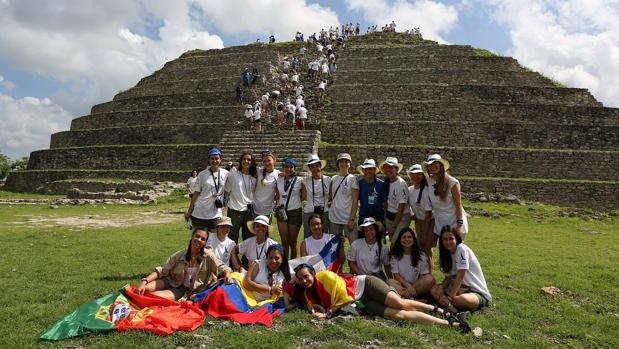 Los expedicionarios, en la pirámide de K'inich ka'k Mo'
