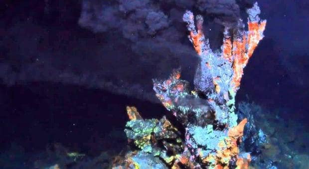 Alrededor de una chimenea hidrotermal como esta pudo haber surgido LUCA, el "padre" de todos los seres vivos que hoy pueblan la Tierra.