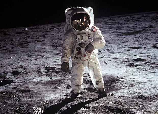 Buzz Aldrin posa sobre la superficie de la Luna durante la misión Apolo 11