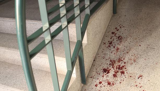 Rastro de sangre en el edificio en el que vivían padre e hijo