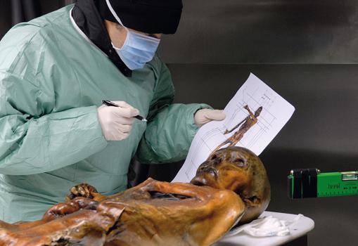 Investigación con los restos de Ötzi, encontrados en los Alpes hace 25 años por parte de unos turistas